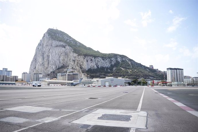 Detalle del aeropuerto de Gibraltar con el Peñón al fondo