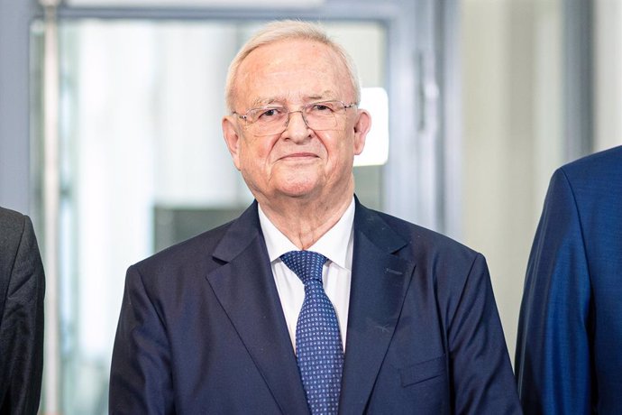 FILED - 03 September 2024, Lower Saxony, Braunschweig: Martin Winterkorn, former Chairman of the Board of Management of Volkswagen AG, makes a press statement at Braunschweig Regional Court.