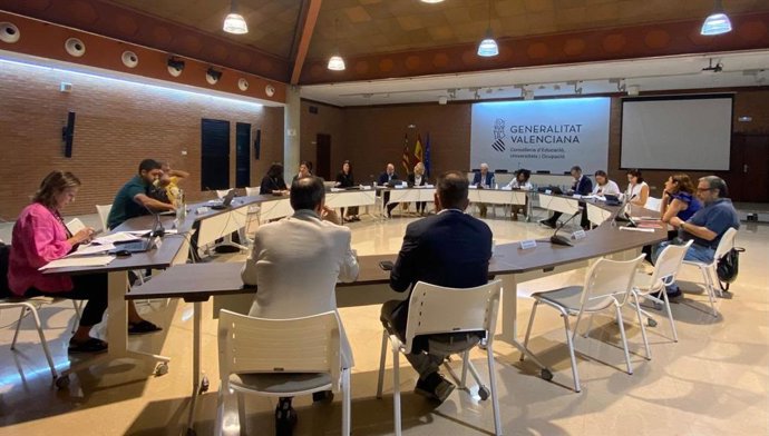 Educació comena a negociar amb els sindicats una nova ordre de plantilles