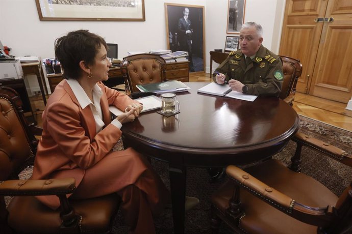 Santiago 1 de octubre 2024. La vicepresidenta de la Republica, Carolina Toha, sostiene reunion de trabajo con el nuevo general director de Carabineros, Marcelo Araya; en el Palacio de La Moneda.   Dragomir Yankovic/Aton Chile