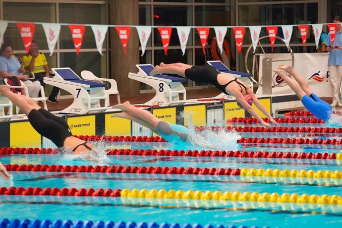 Competición de natación en una piscina.