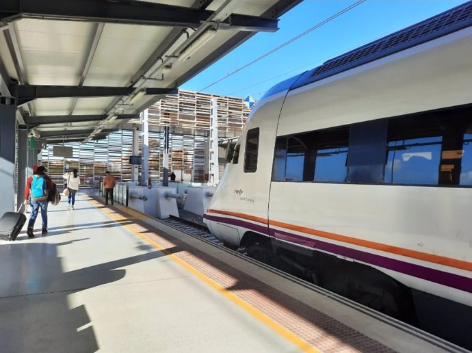 Archivo - Tren de media distancia en la estación de Huelva.