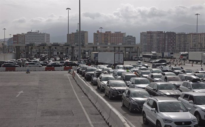 Archivo - Numerosos vehículos esperan para cruzar la frontera en el puerto de Algeciras dentro de la Operación Paso del Estrecho (OPE). ARCHIVO.