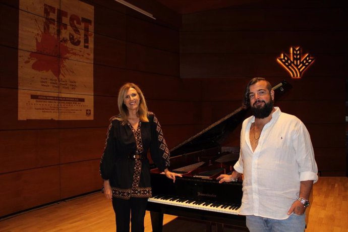 Poli Servián y Ambrosio Valero en el Auditorio junto al piano recientemente restaurado.