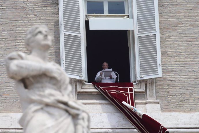 Archivo - 04 July 2021, Vatican, Vatican City: Pope Francis delivers the Angelus prayer from the window overlooking St. Peter's Square at the Vatican. Photo: Evandro Inetti/ZUMA Wire/dpa