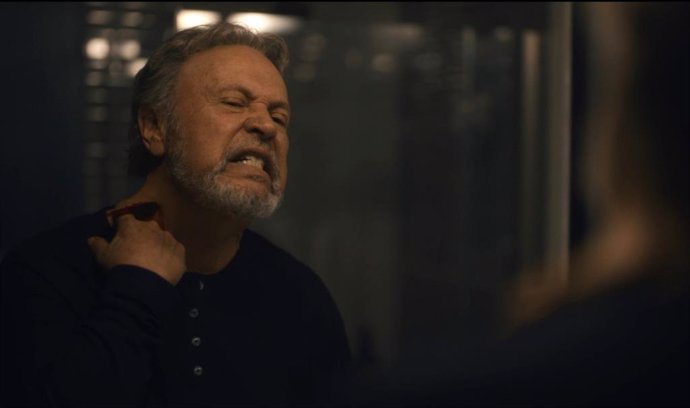 Billy Crystal, desquiciado por su pasado en el oscuro tráiler de Before, la nueva serie de Apple TV+