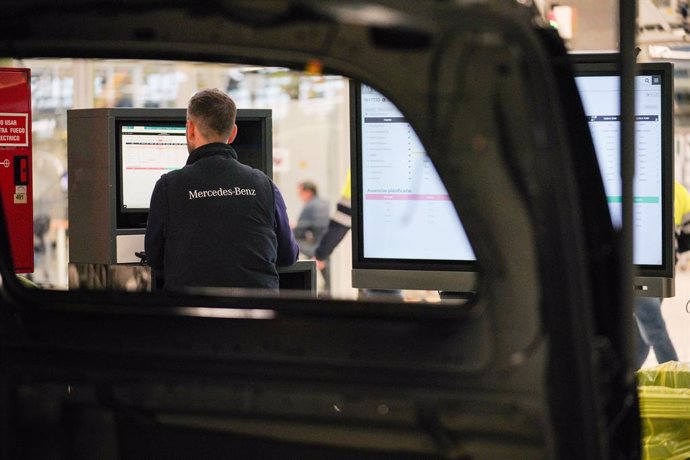 Archivo - Un trabajador en un ordenador en la planta de Mercedes Vitoria, a 25 de marzo de 2024, en Vitoria-Gasteiz, Álava, País Vasco (España).