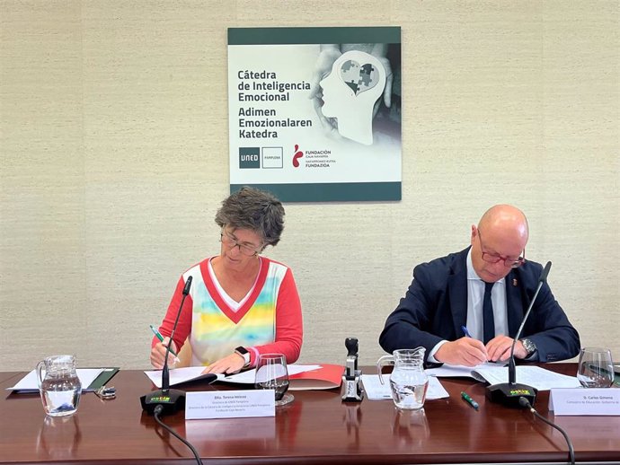 Firma del convenio entre UNED Pamplona y Educación para la formación en inteligencia emocional del profesorado y alumnado de Navarra