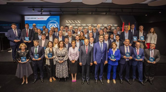 Foto de familia con las empresas reconocidas y las autoridades que han entregado los galardones