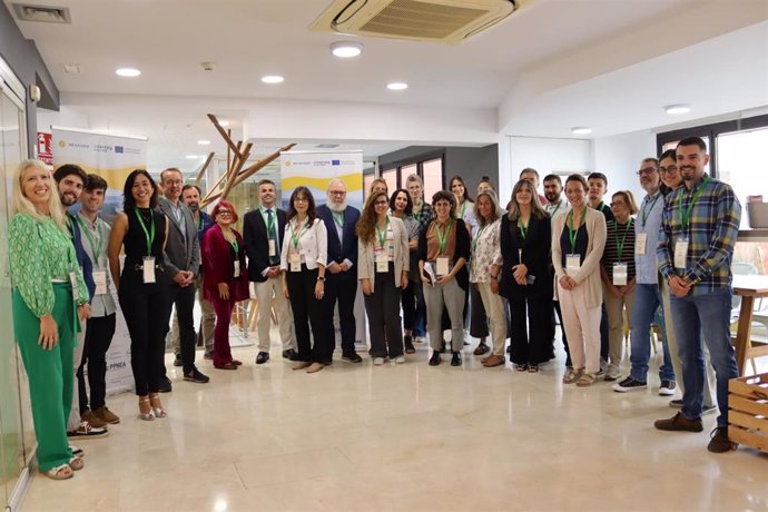 Foto de familia de la jornada en torno al proyecto europeo de cooperación transnacional 'WE GO COOP: Mejora de la gobernanza de los humedales a través de una comunidad de práctica'.