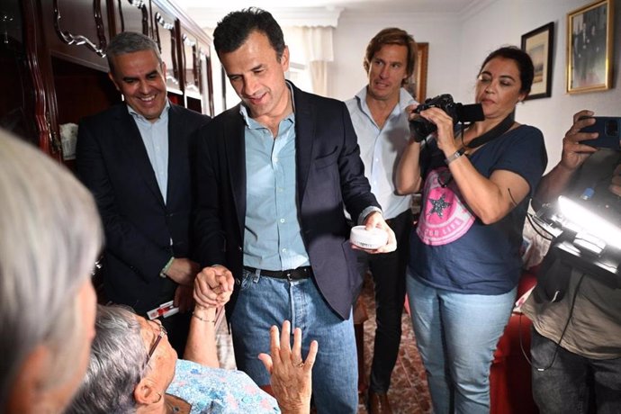 El alcalde de Cádiz, Bruno García, y el presidente del Consorcio Provincial de Bomberos, José Ortiz, en casa de una vecina de 92 años donde se ha instalado el primero de los detectores de humo contra incendios.