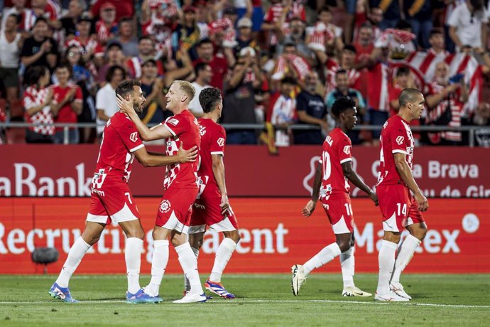 Archivo - Cristhian Stuani and Donny van de Beek of Girona FC celebrates a goal during the Spanish league, La Liga EA Sports, football match played between Girona FC and CA Osasuna at Estadio de Montilivi on August 29, 2024 in Girona, Spain.