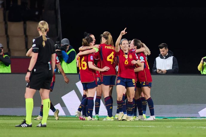 Archivo - Las jugadoras de la selección española celebran un gol durante un partido