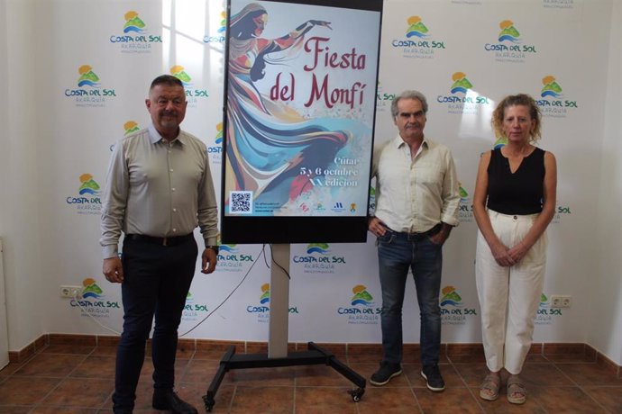 El presidente de la Mancomunidad de Municipios de la Costa del Sol Axarquía, Jorge Martín; el alcalde de Cútar, Francisco Javier Ruiz y la concejala de Fiestas y Cultura, Mari Carmen Agüera