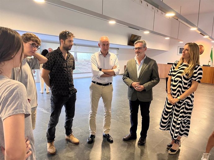 El alcalde de Tomares, en el centro, en la inauguración de la exposición fotográfica realizada por el alumnado del IES Néstor Almendros.