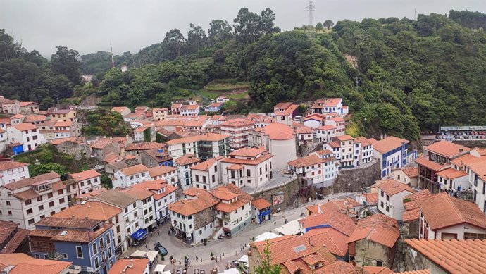 Archivo - Cudillero, turismo en Asturias. Faro y Puerto de Cudillero. Playa del Óleo