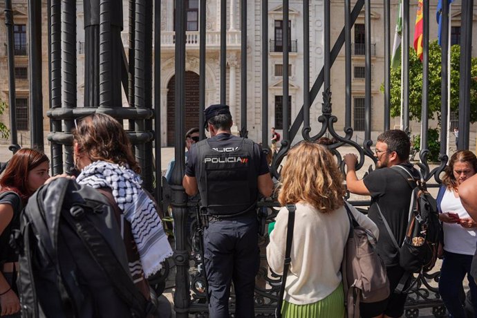 Archivo - La policía nacional junto a varios estudiantes de la US que se manifiestan tras el desalojo 