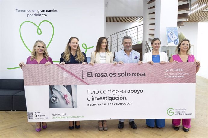 La AECC presenta acciones para conmemorar el Día Mundial contra el cáncer, con la asistencia del presidente de la AECC en Málaga, Joaquín Morales; la concejala delegada de Comercio, Vía Pública y Fomento de la Actividad Empresarial, Elisa Pérez de Siles.