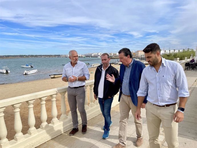 El presidente del PP de Huelva, Manuel Andrés González, en Isla Cristina acompañado por el portavoz del PP en el Ayuntamiento local, Emiliano Cabot, y el presidente de la Asociación de pescadores de Cerco de Isla Cristina, Javier Fernández.