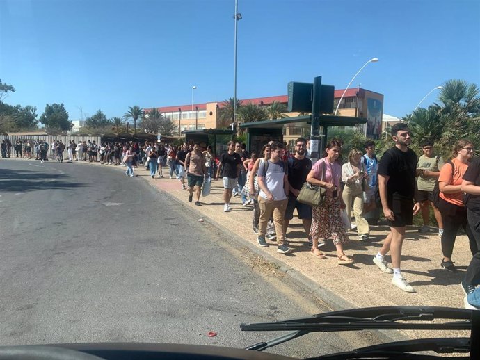 Una de las paradas de bus urbano de la Universidad de Almería.