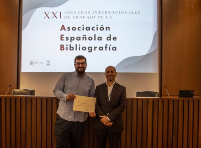 La obra de Alberto Gamarra 'La imprenta en Burgos y Calatayud en el siglo XVIII', Premio de Bibliografía 2023 de la BNE entregado por el director, Óscar Arroyo