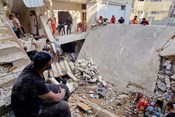 Escombros de un casa destruida por un ataque de Israel en la ciudad libanesa de Sidón.