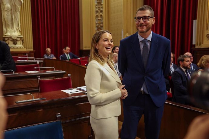 La presidenta del Govern balear, Marga Prohens, y el portavoz del PP en el Parlament, Sebastià Sagreras, durante el primer Debate de Política General de Baleares de esta legislatura.