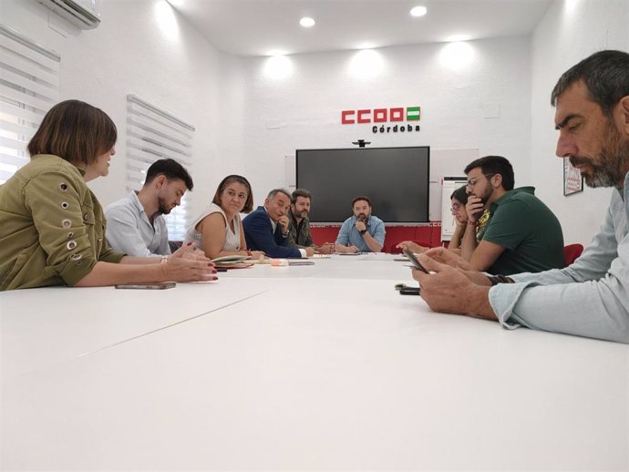 Un momento de la reunión entre responsables de CCOO y de IU en la sede del sindicato.