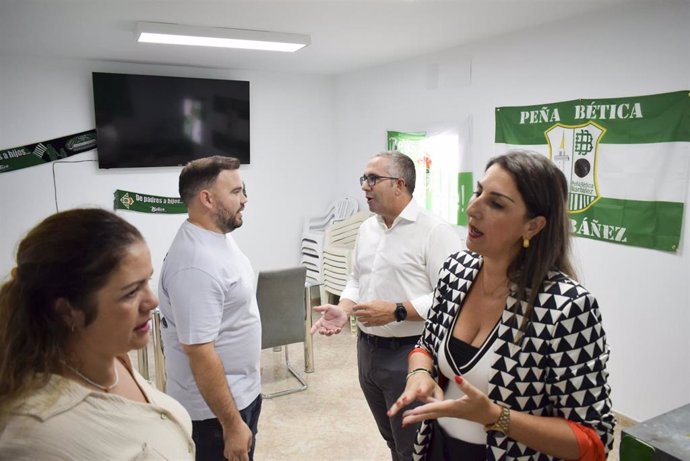 El alcalde de Los Palacios, en el centro, con parte de su equipo de gobierno en la remodelada Casa de la Juventud de Maribáñez.