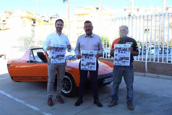 El presidente de la Mancomunidad de Municipios de la Costa del Sol Axarquía, Jorge Martín; el concejal de Turismo del Ayuntamiento de Comares, Miguel Ruiz, y el representante de Karting del Sol, Antonio López