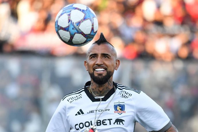 Archivo - FILED - 01 February 2024, Chile, Macul: Chilean footballer Arturo Vidal is presented as a Colo-Colo player in front of a packed Monumental Stadium. Photo: Oscar Guerra/Agencia Uno/dpa