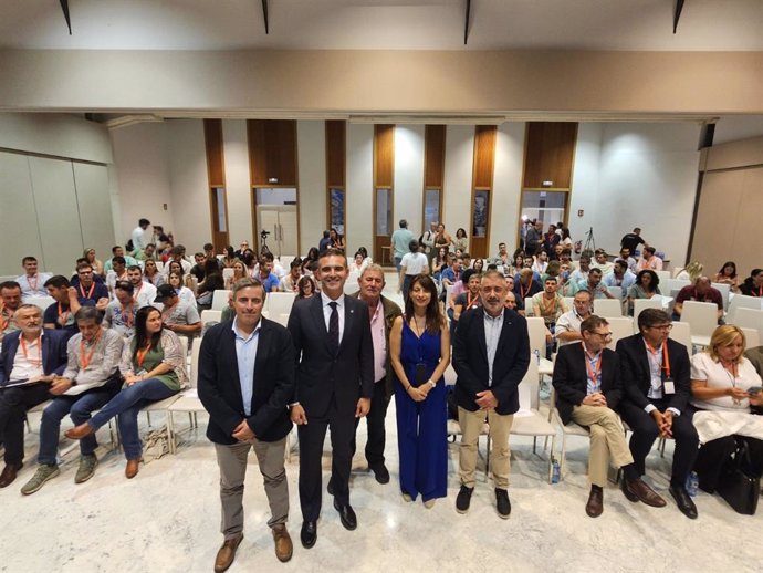 El consejero de Agricultura, Ramón Fernández-Pacheco, en la jornada 'El futuro de los jóvenes agricultores de la UE', organizada en Sevilla por la Unión de Pequeños Agricultores (UPA).