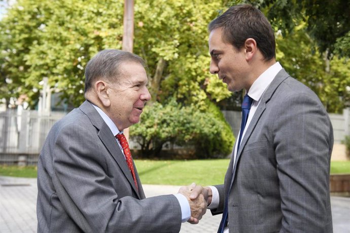 El portavoz del PSOE en la Asamblea de Madrid, Juan Lobato (d), se reúne con el líder opositor de Venezuela, Edmundo González (i), en la Asamblea de Madrid, a 1 de octubre de 2024, en Madrid (España). El pasado 28 de septiembre, González participó en una 