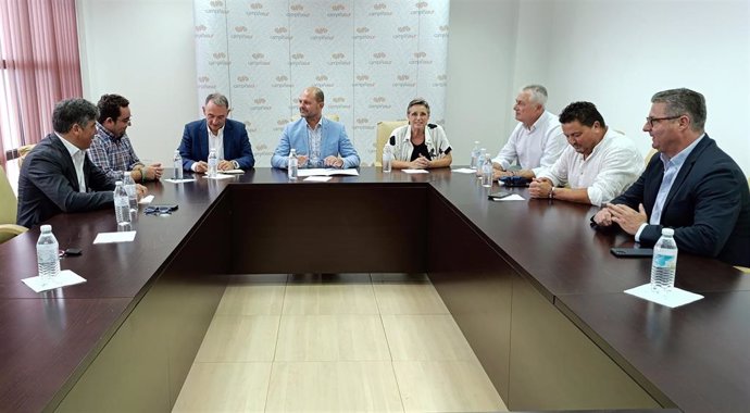 Miguel Ruz (centro, al fondo), Enrique Santiago (izda., al fondo), en la reunión con alcaldes de la Campiña Sur.