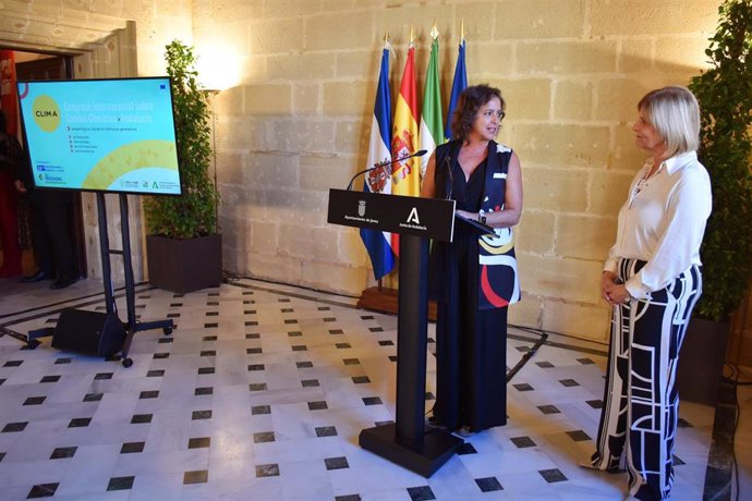 La consejera de Sostenibilidad y Medio Ambiente de la Junta de Andalucía, Catalina García, presentando en el Ayuntamiento de Jerez de la Frontera (Cádiz) el Congreso Internacional sobre Cambio Climático, junto a la alcaldesa María José García-Pelayo.