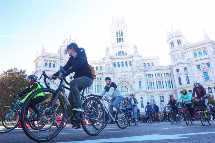 Archivo - Varias personas en bicicleta participan en una manifestación por la movilidad sostenible