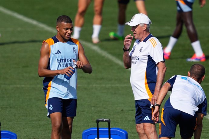 Archivo - Kylian Mbappe talks with Carlo Ancelotti, head coach of Real Madrid, during the training day of Real Madrid ahead the Spanish League, LaLiga EA Sports, football match against UD Las Palmas at Ciudad Deportiva Real Madrid on August 28, 2024, in V