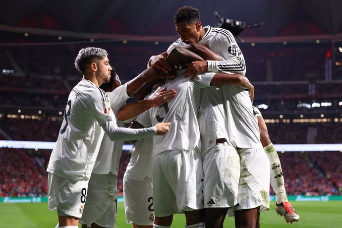 Los jugadores del Real Madrid celebran un gol de Éder Militao en el Cívitas Metropolitano.