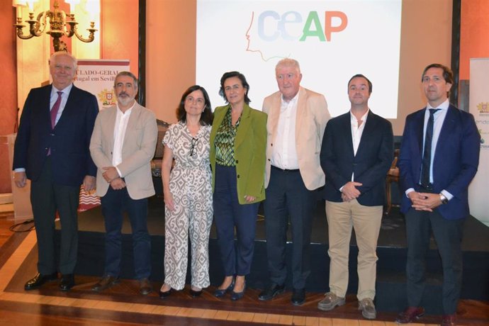 Foto de familia del encuentro celebrado esta mañana en el Consulado General de Portugal en Sevilla.