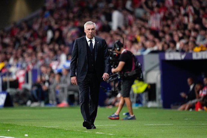 Carlo Ancelotti durante el derbi entre el Atlético de Madrid y el Real Madrid de LaLiga EA Sports 24-25