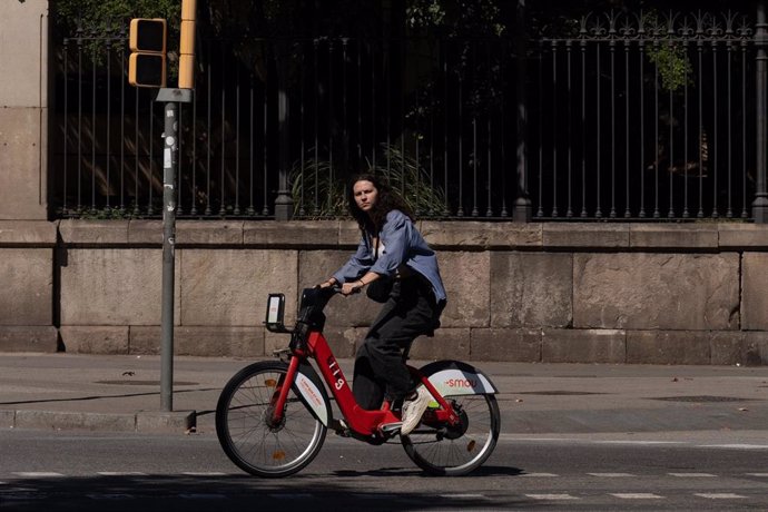 Una persona circula en bicicleta eléctrica a 13 de septiembre de 2024, en Barcelona, Cataluña (España).