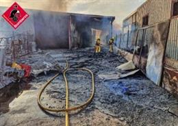 Un incendio quema una nave de palés y mobiliario en Dolores