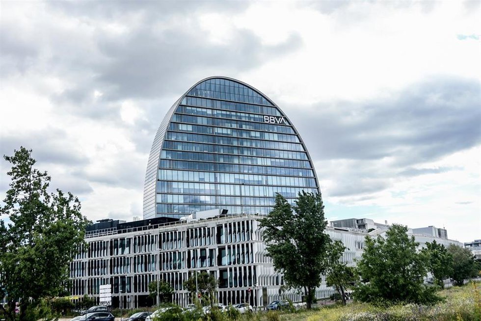 Archivo - Fachada del edificio La Vela, en la ciudad del BBVA.