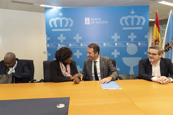 Reunión del conselleiro do Mar, Alfonso Villares, con la ministra de Pesca de Angola, Carmen do Sacramento Neto, en Vigo, a 1 de octubre de 2024.