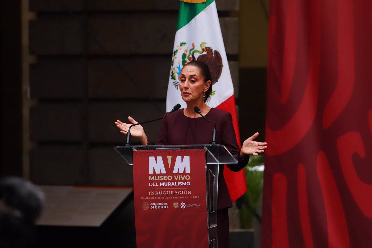 Sheinbaum takes office as president praising López Obrador and promising to continue with “Mexican humanism”