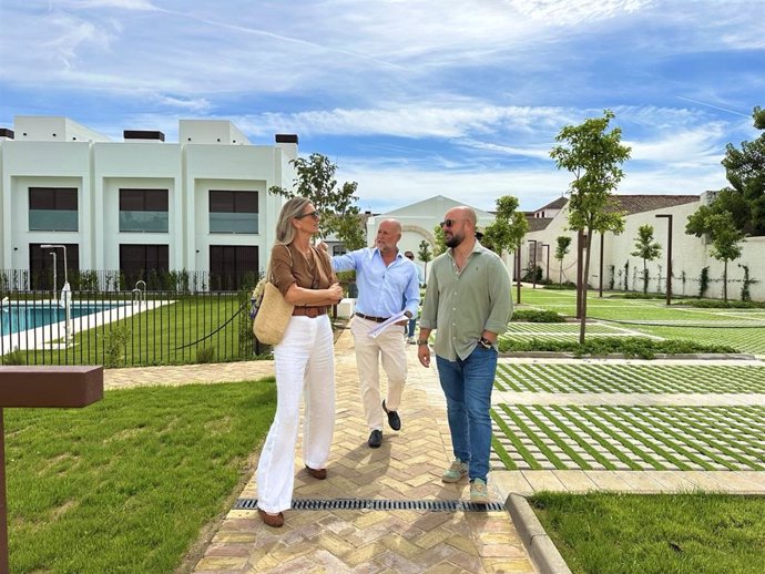 El alcalde de El Puerto de Santa María, Germán Beardo, junto a otras autoridades en los jardines del remozado Palacio de Winthuyssen.