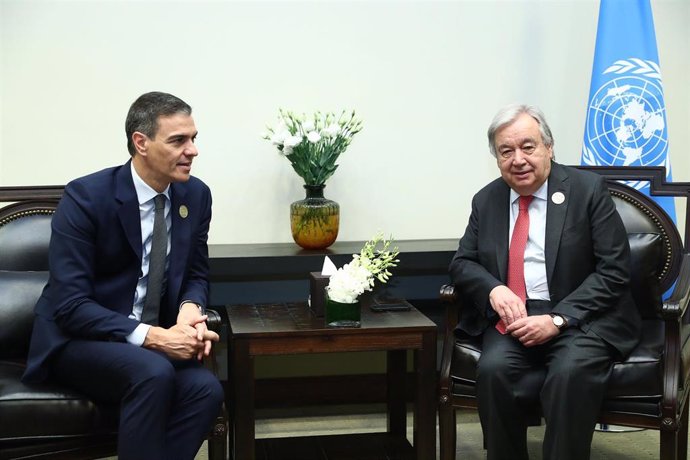 Archivo - El presidente del Gobierno, Pedro Sánchez (i), en el encuentro bilateral con el secretario general de Naciones Unidas, Antonio Guterres (d),