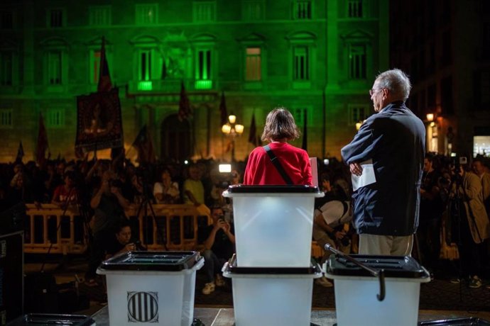 Protesta de los CDR y la ANC con motivo del séptimo aniversario del 1-O, frente al Palau de la Generalitat, en Barcelona, a 1 de octubre de 2024