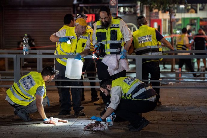 01 October 2024, Israel, Tel Aviv: Israeli forensic officers work at the site of a shooting attack in the mixed Arab-Jewish neighbourhood of Jaffa. According to the Israeli Police, six people were killed in a shooting attack on Jerusalem Boulevard. Photo: