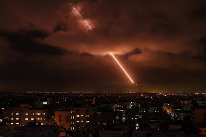 Archivo - Imagen de archivo del sistema de defensa aérea de Israel interceptando un misil lanzado desde la Franja de Gaza